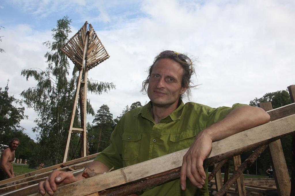 Atbraucot un ieraugot ezeru, Kārlis bijis pārsteigts, jo iedomājies, ka tas būs mazāks. “Ieraudzīju: uhū! Ja ir “jāiededzina” viss ezers, tad darbs ir pamatīgs. Ilgi lauzīju galvu, kā vispār to izdarīt,