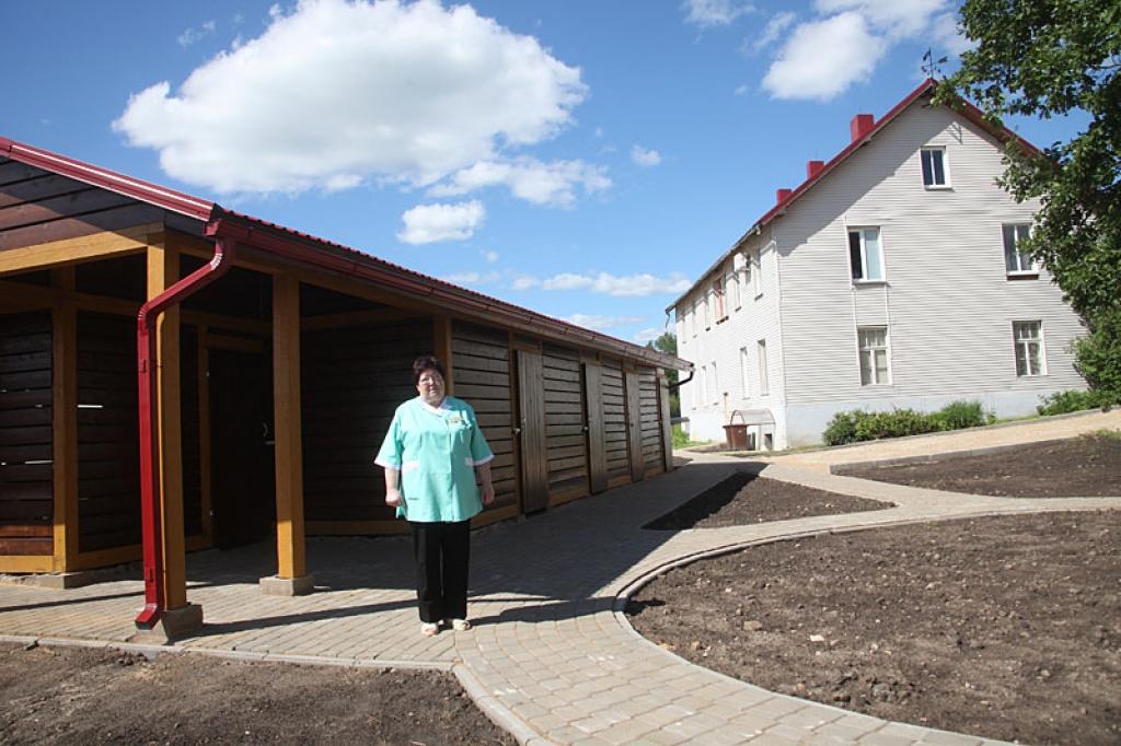 Vēl viens krāšņs Gulbenes stūrītis! SIA “Optika-Vita” pasūtījusi un realizējusi ne tikai jauna malkas šķūņa būvniecību, bet arī uzsākusi apkārtnes labiekārtošanu. “Turpmāk plānojam vēl arī apzaļumošanu,” saka uzņēmuma direktore Ina Šterna. 
Autors: Gatis Bogdanovs 