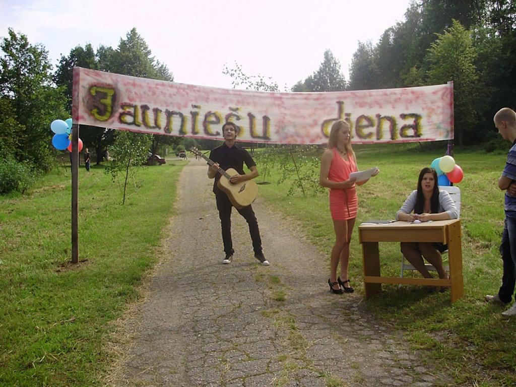 Brīvprātīgie jaunieši ar mūziku sagaida citus jauniešus. 
Autors: No personiskā arhīva.