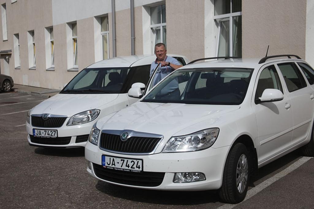 Vakar savos pirmajos darba izbraucienos devās jaunie pilsētas pārvaldes auto “Škoda Octavia” un “Škoda Roomster”.
Autors: Gatis Bogdanovs