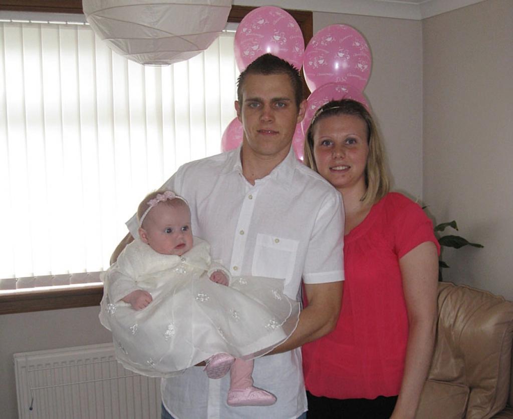 Patīkama tendence - latvieši saviem ārzemēs dzimušajiem bērniem cenšas dot Latvijas pilsonību. Tā rīkojušies arī mazās Samantas Ineses vecāki, Pauls Stalidzāns un Kristīne Groza. Foto: no personiskā arhīva 
Autors: No personiskā arhīva 