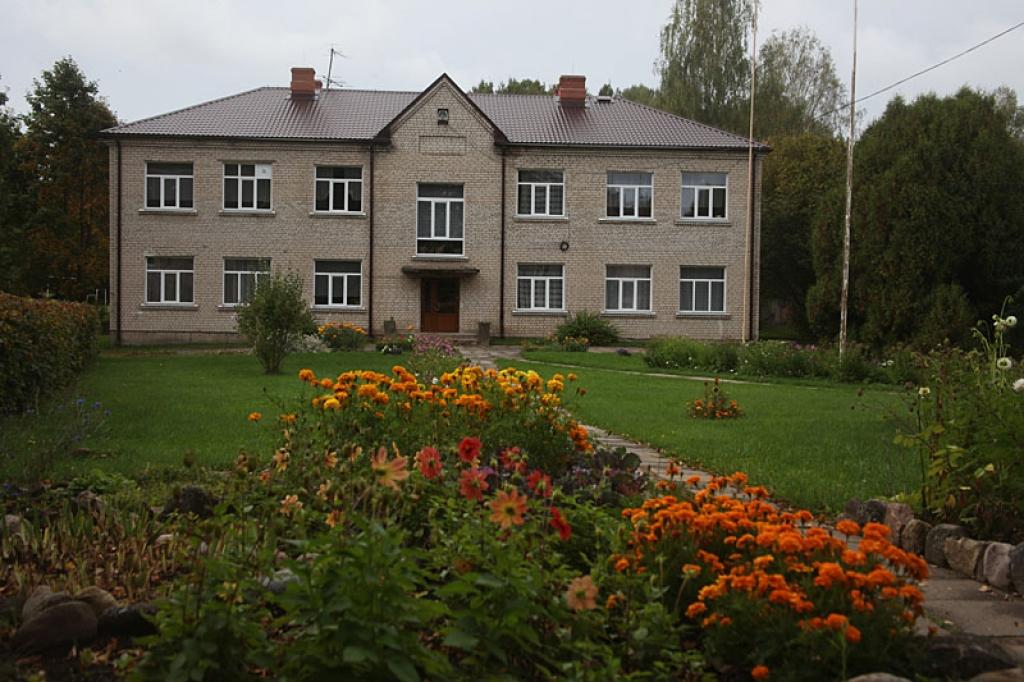 Ozolkalna pamatskolā šajā mācību gadā vairs neskan bērnu balsis. Ēka vēl jūt, cik daudz tajā un apkārtnē ieguldījušas cilvēku gādīgās rokas. Iedzīvotāji tikai priecātos, ja šajā ēkā tiktu izveidoti sociālie dzīvokļi trūcīgajiem.
Autors: Gatis Bogdanovs 