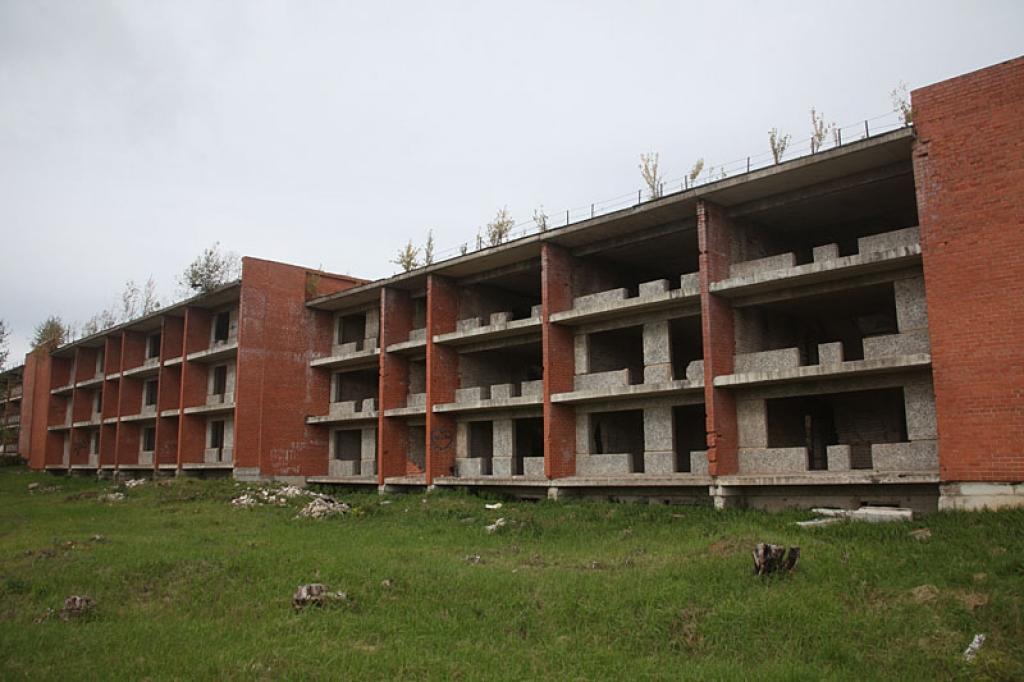 Stāķos netālu no skolas kā piemineklis aizgājušajiem laikiem stāv 1992.gadā līdz galam neuzceltā divu korpusu daudzdzīvokļu māja.
Autors: Gatis Bogdanovs