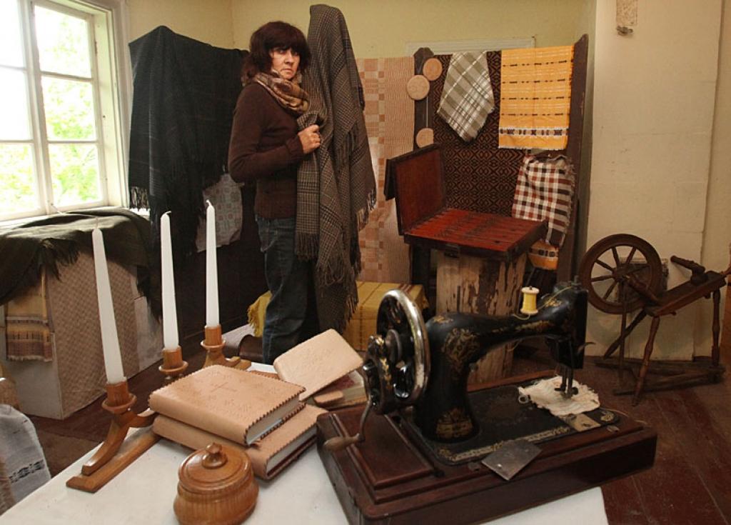 Druvienas pagasta vecās skolas – muzeja vadītāja Ligita Zvaigznekalne ir gandarīta, ka šovasar muzejs atkal ir kļuvis bagātāks, jo saņemts ļoti vērtīgs bijušās novadnieces Līvijas Annas Zāberes dāvinājums. Tā ir viņas personīgā bibliotēka, vairāk nekā simts gadus vecas villaines, šujmašīna un dāvinātājas tēva rokām darināta cītara. 
Autors: Gatis Bogdanovs