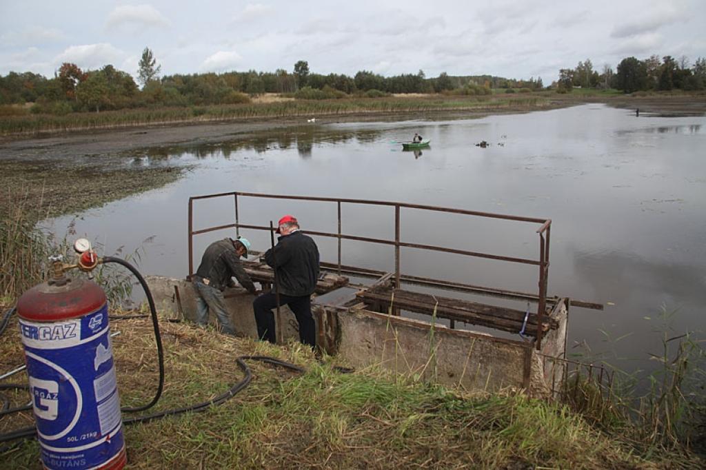 Slūžu remontu sabiedriskā kārtā veic Līgo pagasta ļaudis. Jau pavisam drīz šajā ūdenskrātuvē tiks atjaunots normāls ūdens līmenis. 
Autors: Gatis Bogdanovs