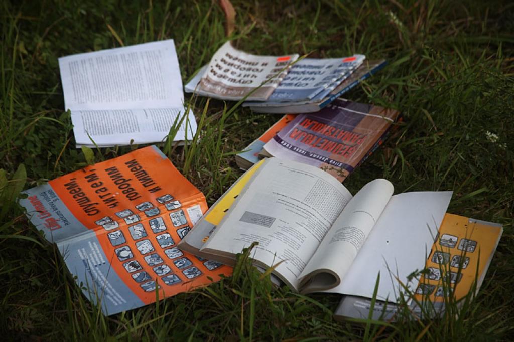 Grāmatas mētājas zem krūmiem, nevis, piemēram, atkritumu kastē vai ir nodotas makulatūrā.
Autors: Gatis Bogdanovs