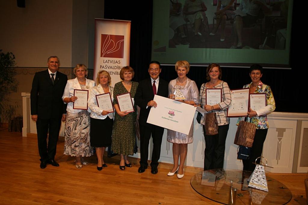 Pēc svinīgās apbalvošanas Ventspilī vienkop Gulbenes novada pārstāvji labvēļu ieskauti - Antra Sprudzāne (no labās), Anita Birzniece, Sandra Daudziņa, Taipejas misijas pārstāvis Latvijā, Svetlana Ziepniece, Guna Švika, Velga Černoglazova un Andris Jaunsleinis. 
Autors: Gunta Krevica