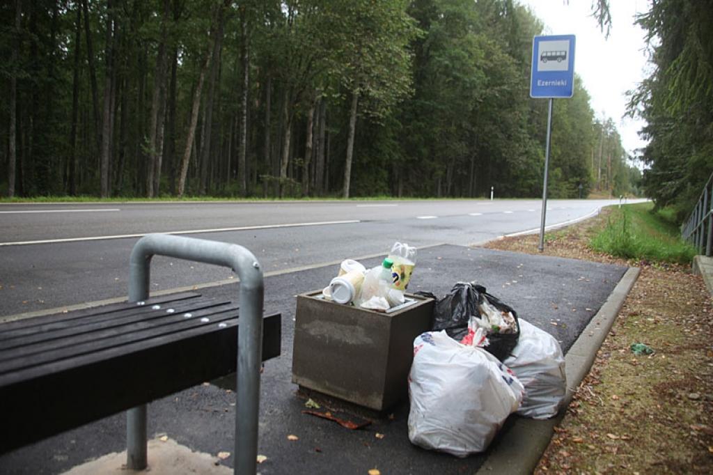 Uz ceļa Gulbene - Rēzekne rekonstruētā posma pieturvietās izvietotajām atkritumu urnām tiek izmesti arī sadzīves atkritumu maisi.
Autors: Gatis Bogdanovs