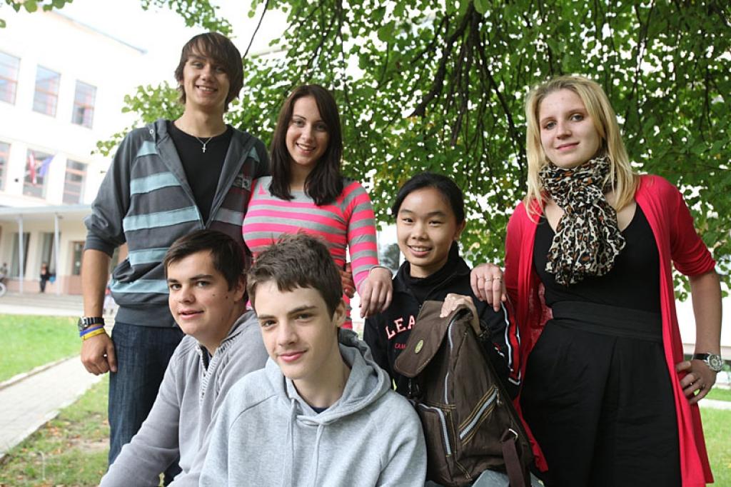 Jelle no Beļģijas (pirmajā rindā no kreisās), Ingvars no Vācijas un Vī no Taizemes šo mācību gadu aizvadīs Gulbenes 2.vidusskolā. Viņiem šeit iejusties palīdz tagadējais skolasbiedrs Egils (otrajā rindā no  kreisās), bet gulbenieties Gunda Marta un Diāna šonedēļ dosies uz Turciju, lai trīs mēnešus mācītos skolā tur.
Autors: Gatis Bogdanovs