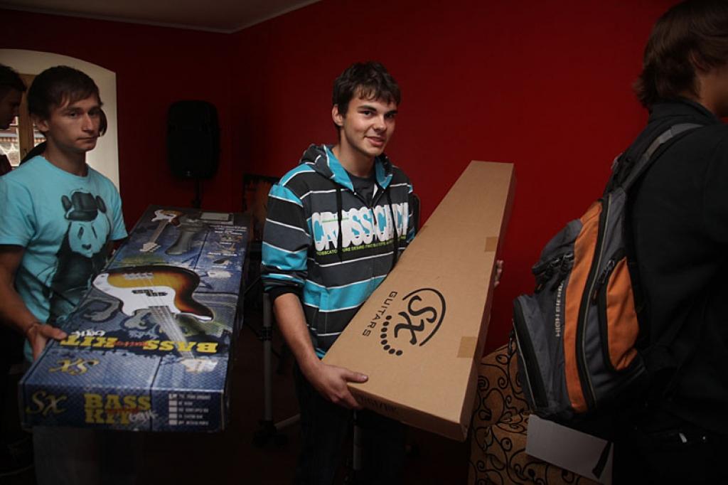 Pēc svinīgas ceremonijas jaunieši aplūkoja jauno mūzikas telpu. Tieši par šo telpu, kā atzīst “Bāzes” vadītāja Valērija Olekša, jaunieši esot sajūsmā.
Autors: Gatis Bogdanovs