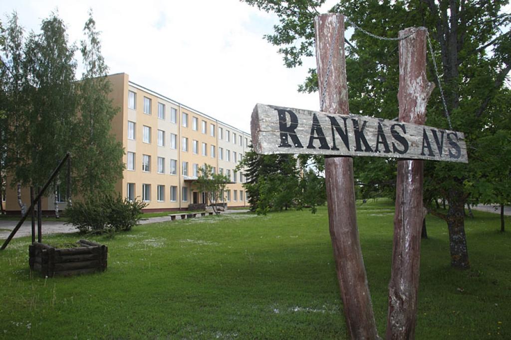 Rankas arodvidusskola.
Autors: Gatis Bogdanovs