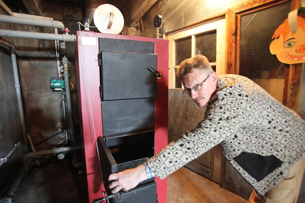 Rankas pagasta komunālās saimniecības vadītājs Aivars Ješkins cer, ka pēc jaunā katla uzstādīšanas varēs samazināt kurinātāju skaitu.
Autors: Gatis Bogdanovs