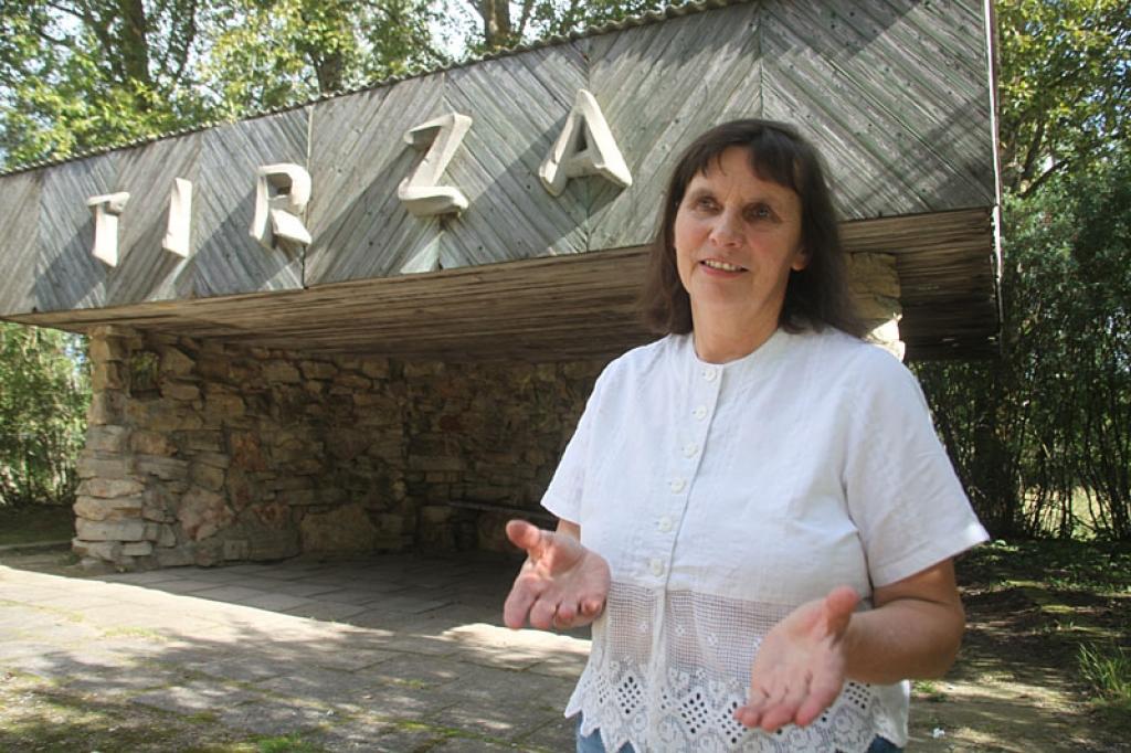 Ja otrie Novada svētki notika ap Stāmerienas ezeru, tad trešie norisināsies Tirzas upes krastos. Tirzas tautas nama vadītāja Alda Alberte kopā ar Gulbenes novada domes Izglītības, kultūras un sporta nodaļas vecāko konsultanti Edīti Siļķēnu jau izstaigājušas Tirzas takas. “Jau šobrīd ir radušās pirmās idejas par to, kā varētu noritēt nākamie Novada svētki,” saka A. Alberte. 
Autors: Gatis Bogdanovs