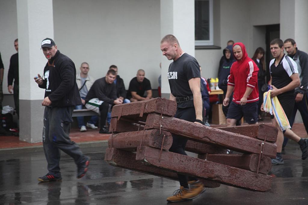 Akas groda nešanā sacenšas jaungulbenietis Alvis Makejevs. Viņam kopvērtējumā - 4.vieta.
Autors: Gatis Bogdanovs