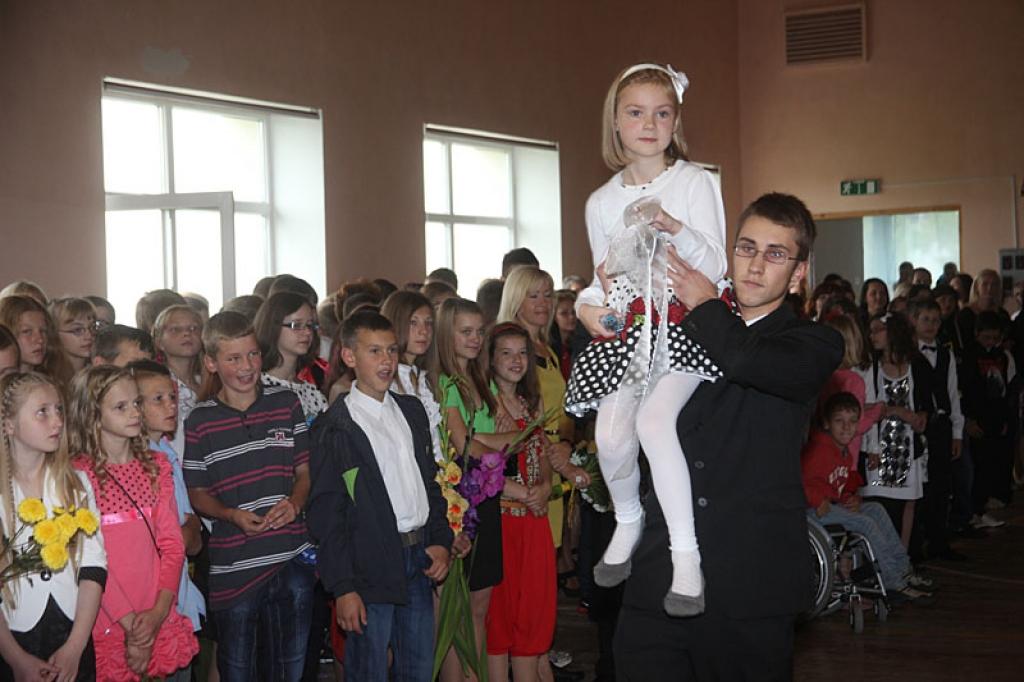 Gulbenes 2.vidusskolā tiek iezvanīta 1.skolas diena.
Autors: Gatis Bogdanovs