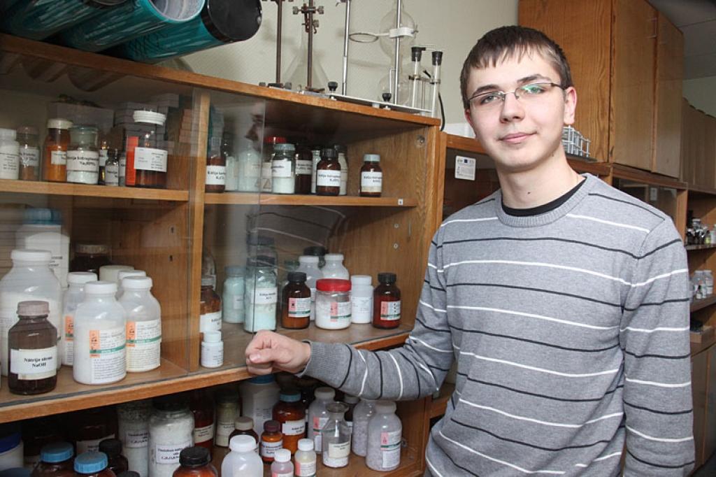 Armands Sebris valsts ģeogrāfijas olimpiādē izcīnīja 3.vietu, pēc tam astoņi labākie jaunieši vēl piedalījās atlasē un šo starptautisko olimpiādi un Armands izcīnīja iespēju piedalīties. 
Autors: Gatis Bogdanovs