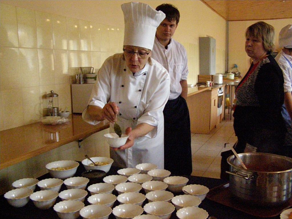 Priekšplānā A.Čeppe, labajā pusē V.Davidanova un audzēknis  A.Daņilovs.
Autors: No skolas arhīva.