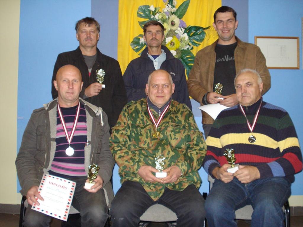  1.rindā no kreisās - V.Kalniņš, V.Pudņikovs, J.Vilcāns;   2.rindā no kreisās - I.Gritāns, J.Mičulis, A.Skuja.   
Autors: No personiskā arhīva.