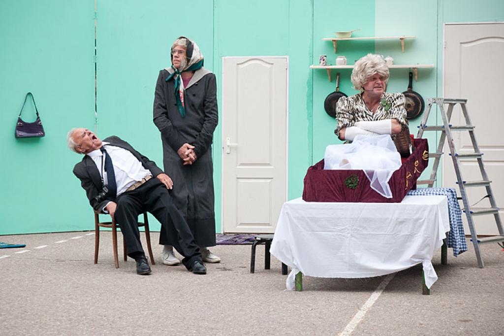 Dullā Paulīne (Jānis Jarāns) un viņas māsa Lisbeta (Dainis Porgants) vēlas, lai ar viņu bērēm viss būtu vislabākajā kārtībā.
Autors: Publicitātes foto.