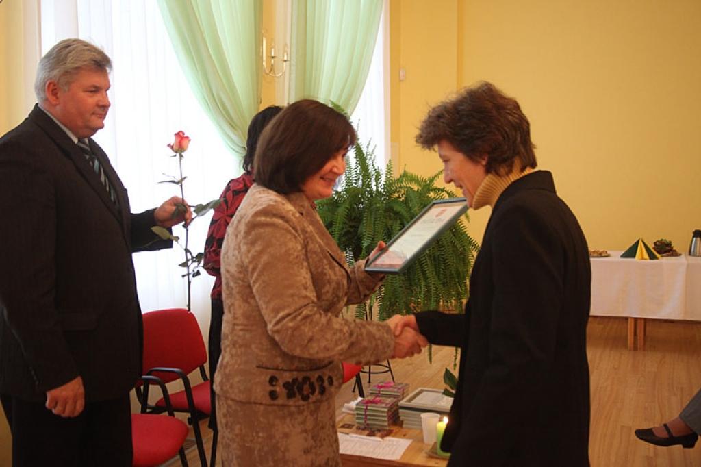 Gulbenes bērnu bibliotēkas lasītavas vadītāja Ingrīda Rubene saņēma Pateicības rakstu par 30 šim darbam atdotajiem gadiem.
Autors: Evita Brokāne