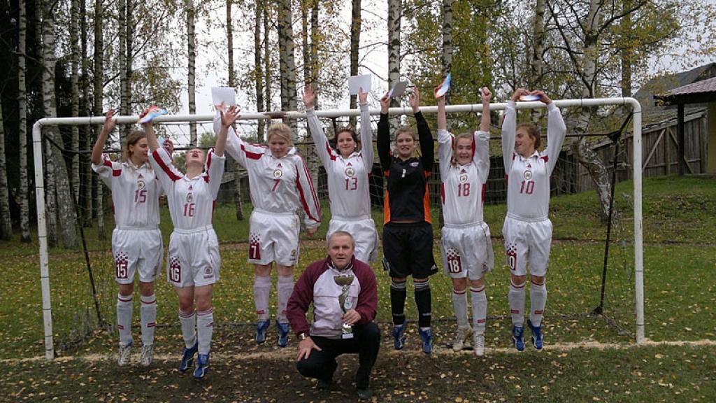 Sveķu speciālās internātpamatskolas meiteņu futbola komanda: Inga Tinkusa (attēlā no kreisās),  Zeltīte Romere, Evija Homina, Līga Stūrstepa, Veronika Vasiļjeva, Zane Žīgure, Kristīne Ezeriņa. Centrā komandas treneris Aigars Lasis. 
Autors: No personiskā arhīva.