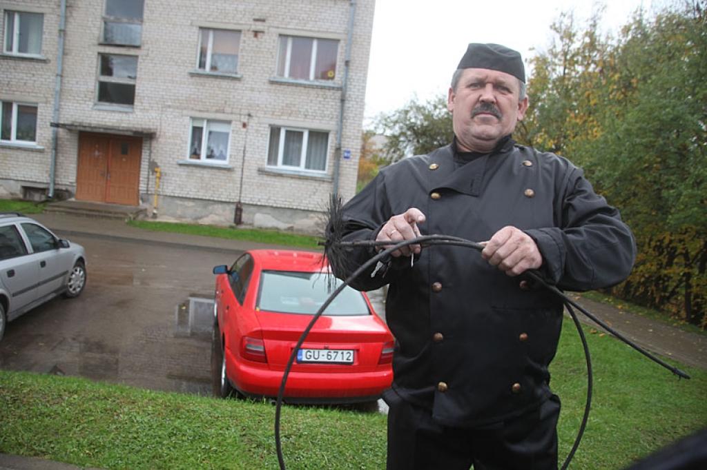 Sertificētais skursteņslauķis Vilnis Vītols no Gulbenes ne tikai tīra dūmvadus, bet māju saimniekiem neliedz arī praktiskus padomus, kā arī norāda uz nepareizu viņu rīcību, kas var izraisīt ugunsnelaimi.
Autors: Gatis Bogdanovs