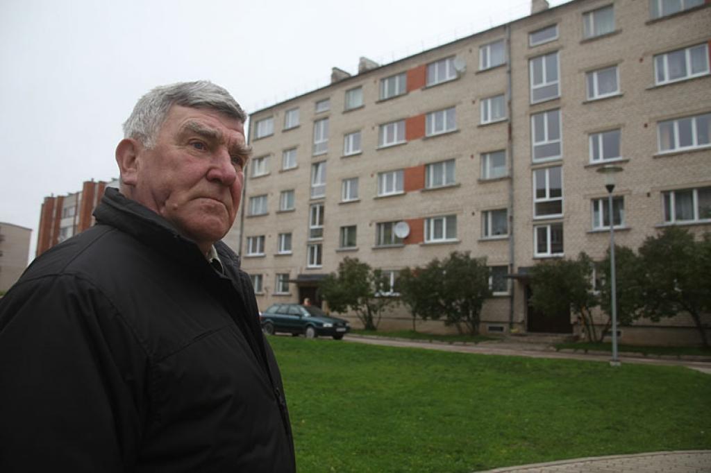 “Ko tagad darīt?” jautā mājas vecākais Vejnamins Aleksandrovs. Dzīvojamajai mājai jauns jumts ir uzlikts, bet palicis aptuveni 2000 latu parāds. 
Autors: Gatis Bogdanovs