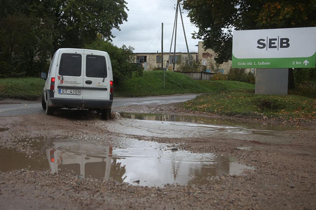 Peļķe uz Smiltenes ceļa netālu no Gulbenes ne tikai izskatās neglīti, bet arī apgrūtina ceļu satiksmi. 
Autors: Gatis Bogdanovs