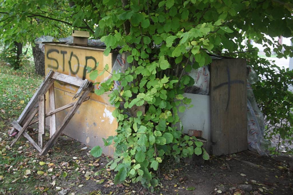 Kādā daudzdzīvokļu māju pagalmā Gulbenes bērni no ārā izmesta un ilgstoši projām neaizvesta skapja izveidojuši savu štābiņu. Arī tāds var būt inovatīvas domāšanas piemērs.
Autors: Gatis Bogdanovs