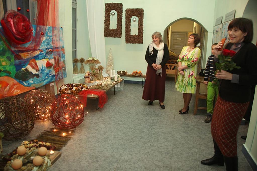 “Roze eņģelim”, tieši tādu nosaukumu savai jau otrajai kopīgajai floristikas darbu izstādei devušas trīs Gulbenes floristes - Antra Trusle, Aivita Vizule un Inese Baumane. 
Autors: Gatis Bogdanovs 