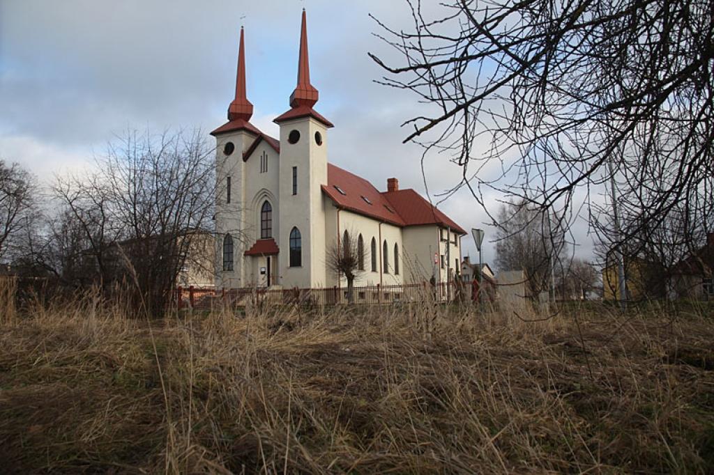 Acij netīkama aina – gada laikā ne reizi nepļauta pļava – iepretim Gulbenes katoļu draudzes baznīcai. “Zemes īpašniekam ir nākamgad jāsaņemas un zāle jāpļauj,” “Dzirkstelei” norāda kāda draudzes locekle. 
Autors: Gatis Bogdanovs