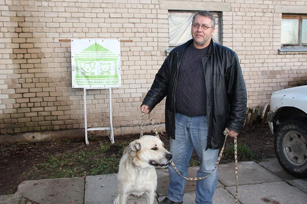 Biedrības “Astes un ūsas” valdes priekšsēdētājs Modris Briedis izgājis pastaigā ar Minto, bet bieži to dara brīvprātīgie. 
Autors: Pārsla Konrāde