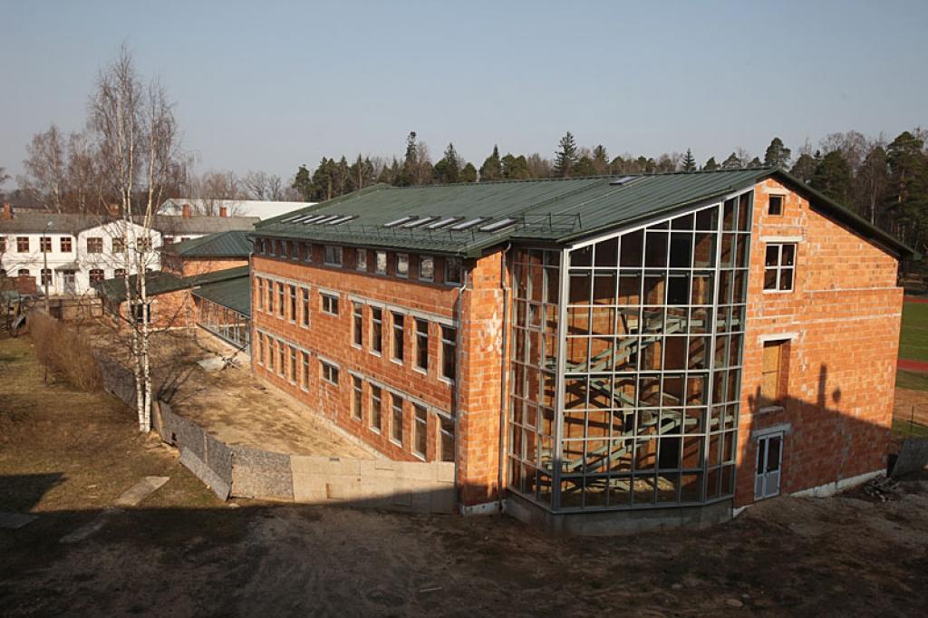 Jāpabeidz ne tikai starpbūves celtniecība un aprīkošana, bet arī jāveic apkārtnes sakārtošana un labiekārtošana. Tam vajadzēs vairāk naudas, nekā sākumā tika plānots. 
Autors: Gatis Bogdanovs (no arhīva)