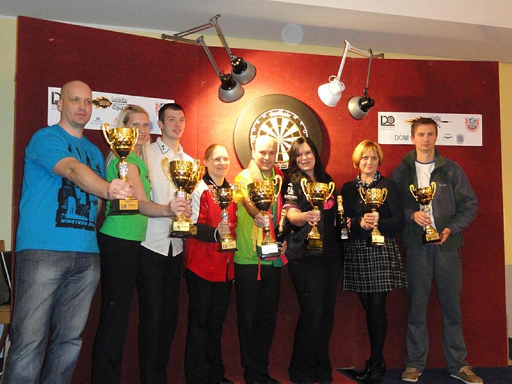 Zeltīte Strade (otrā no labās) šautriņu mešanas festivālā 