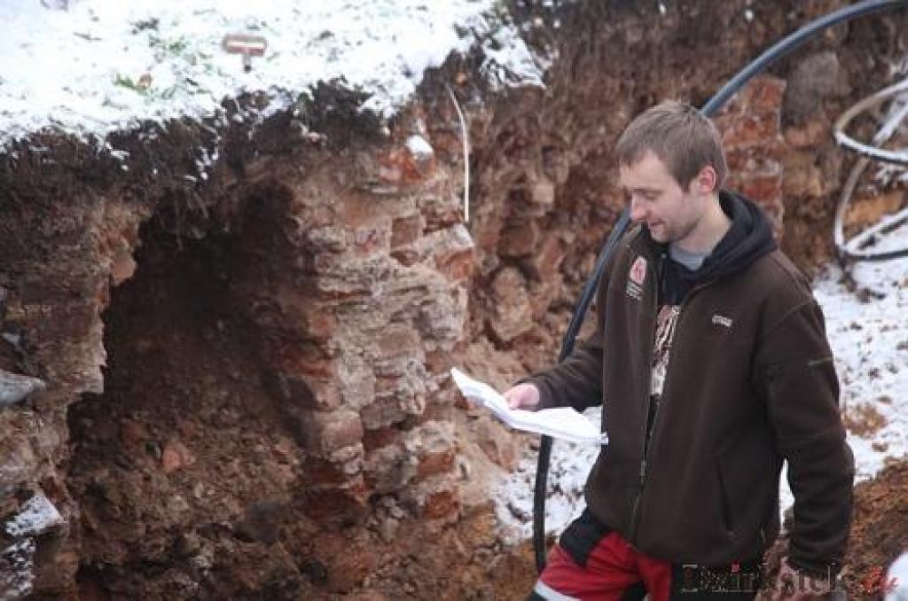 Gulbenē pie evaņģēliski luteriskās baznīcas, ierīkojot jaunu ūdensvadu un kanalizāciju, atklāti viduslaiku pils mūri.
Autors: Gatis Bogdanovs