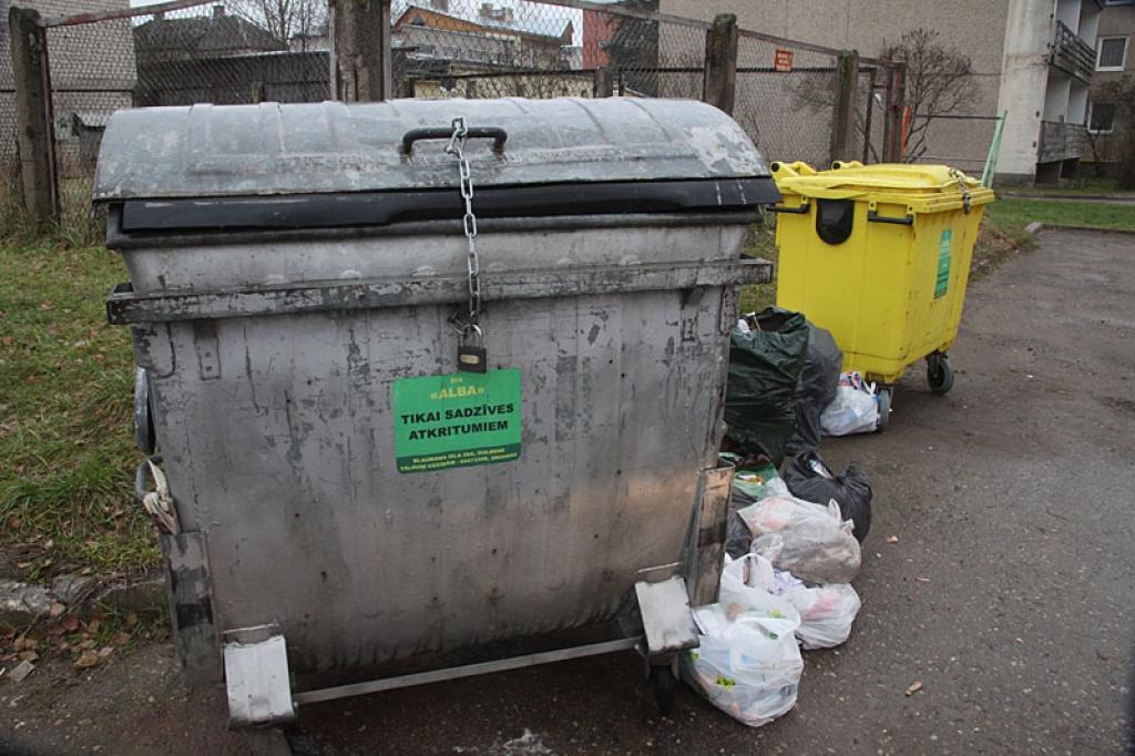 Atkritumu maisi šobrīd daudzviet krājas kā pie aizslēgtiem, tā neaizslēgtiem konteineriem.
Autors: Gatis Bogdanovs