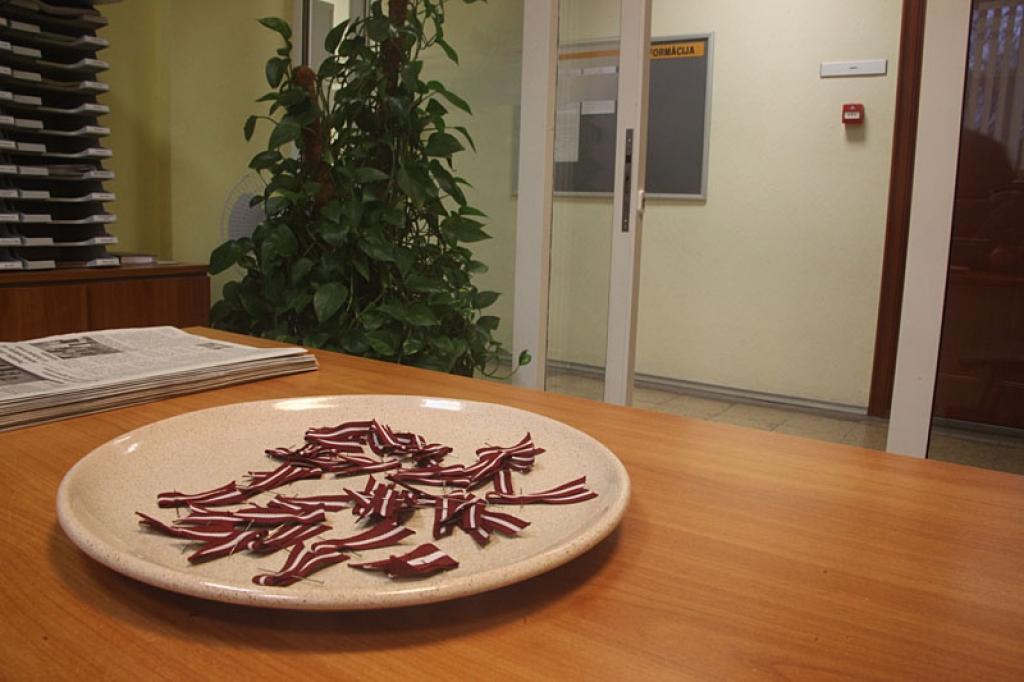 Vēl šodien novada domes klientu apkalpošanas centrā var saņemt sarkanbaltsarkanās lentītes, ko piespraust pie apģērba. Nedēļas laikā sagriezti un salocīti jau vairāki desmiti metri lentīšu.
Autors: Gatis Bogdanovs