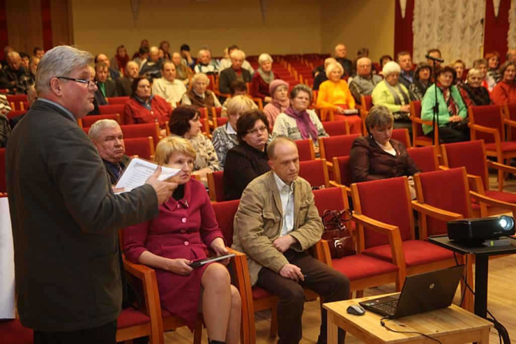 Uz tikšanos ar Gulbenes novada domes vadošajiem darbiniekiem un Gulbenes pilsētas pārvaldes vadību bija ieradies vairāki desmiti pilsētas iedzīvotāju.
Autors: Gatis Bogdanovs 