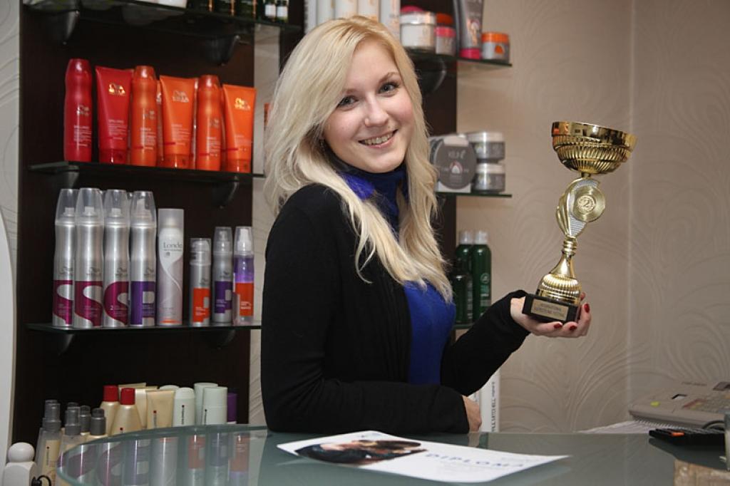 Jaunā friziere Nellija Maslova ir priecīga par iegūto 2.vietu konkursā, kas bijis pamatīgs izaicinājums viņas prasmēm un zināšanām.
Autors: Gatis Bogdanovs