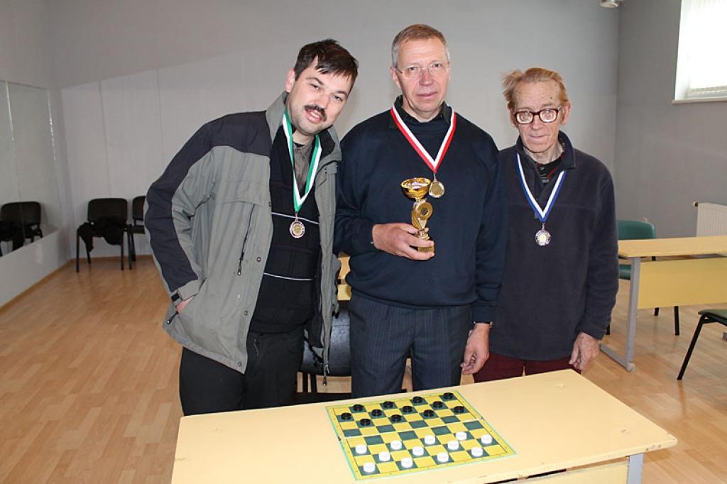 Pirmā vieta - A.Ābelītem (centrā), 2.vietā - E.Eglīte, 3.vietā (arī ņemot vērā papildkritēriju) ierindojās Jānis Bokalders ar 34 punktiem
Autors: Gatis Bogdanovs