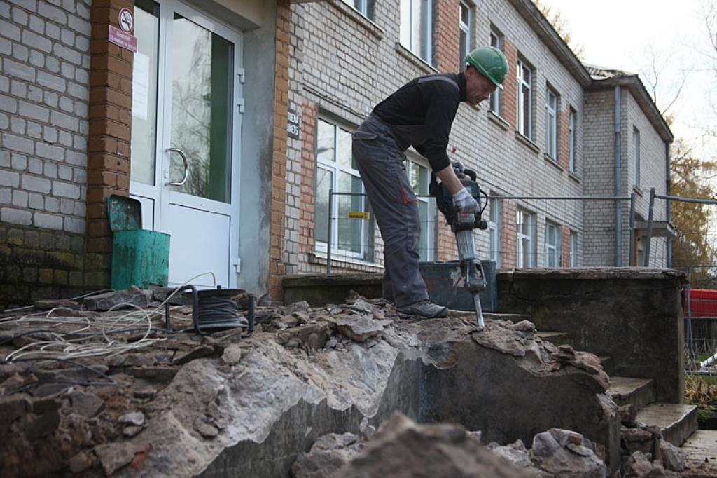 Gulbenes slimnīcā perspektīvā ērti varēs iekļūt arī cilvēki ar kustību traucējumiem, viņu ērtībai būs izveidotas uzbrauktuves. Ēkā no ambulatorās nodaļas pirmajā stāvā ar liftu varēs nokļūt stacionārajā nodaļā, kas būs otrajā stāvā. Tur varēs pārvietoties no viena ēkas gala uz otru.
Autors: Gatis Bogdanovs