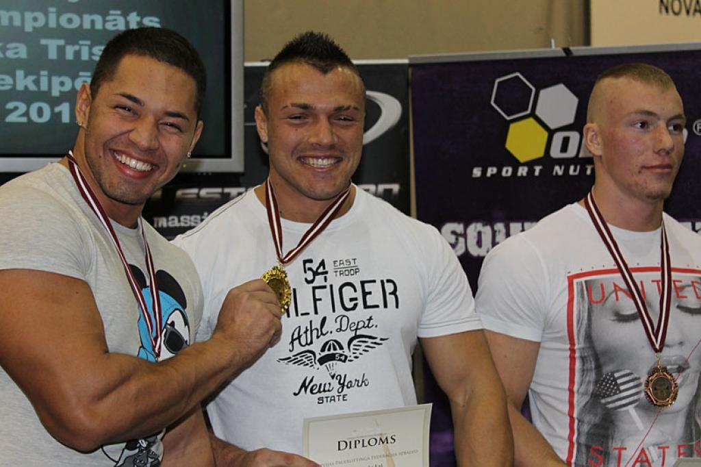 Svaru kategorijā līdz 93 kilogramiem, uzstādot Latvijas rekordus svaru stieņa spiešanā guļus un summā, čempiona titulu izcīnīja Uvis Vasiļenko ar rezultātu 705 kilogrami.
Autors: Ziedonis Lazdiņš