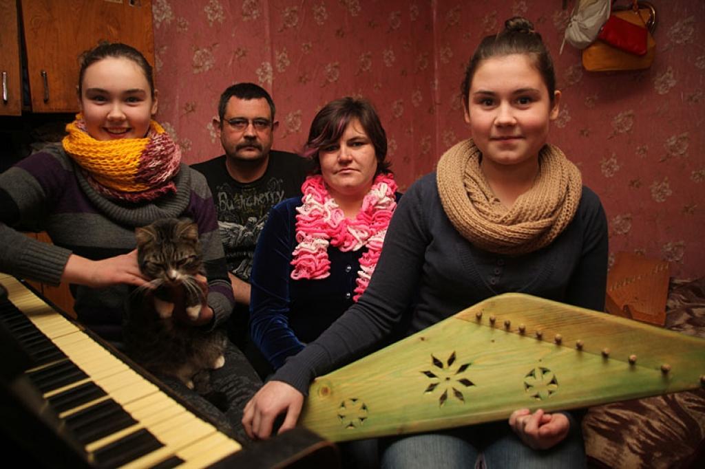 Zirņu ģimene uzskata sevi par tirzmaliešiem no Druvienas. Mamma Olita ir mājsaimniece, tētis Kaspars - naudas pelnītājs, meitas Žanete, Asnāte un Danute (vienīgā nebija klāt fotografēšanās brīdī, jo piedalījās klases eglītē) ir Druvienas pamatskolas skolnieces.
Autors: Gatis Bogdanovs