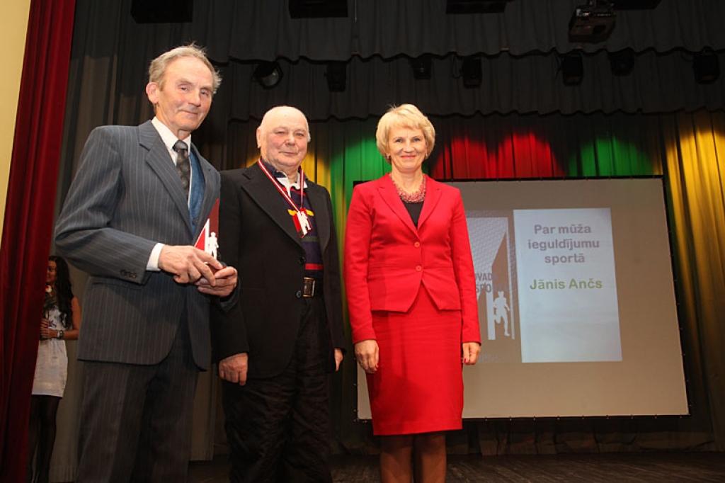Nominācijai “Par mūža ieguldījumu sportā” bija izvirzīti Jānis Ančs, Jāzeps Odumiņš un Līvija Grīnberga (nav attēlā). Gada balvu saņēma Jānis Ančs. 
Autors: Gatis Bogdanovs