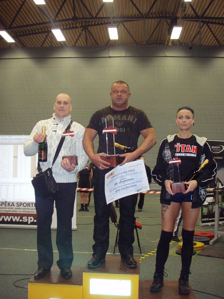 Jelgavā tika apbalvoti arī Latvijas kausa spēka trīscīņā kopvērtējuma uzvarētāji. “Gulbenes K.S.P.” komandai šogad izcīnīta 2.vieta. Komandas pārstāvis Aigars Cīrulis, saņemot balvu, atzīst, ka tas ir ļoti labs sasniegums.
Autors: No personiskā arhīva 