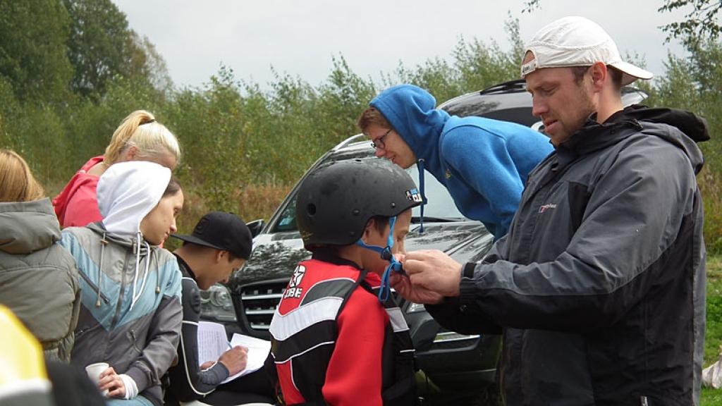 “Vasaras sezonā iespēju robežās apmācījām bērnus un jauniešus braukt ar ūdensslēpēm, dēli, piedāvājām arī vienkārši izvizināties uz pūšļa. Sezonas noslēgumā rīkojām pasākumu, kurā iesaistījās diezgan liels dalībnieku skaits no Lejasciema jauniešu centra “Pulss” un Rankas jauniešu centra “B.u.M.s.” ,” stāsta Intars Liepiņš.
Autors: No personiskā albuma