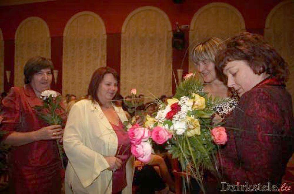 Ar ziediem un laba vēlējumiem kolēģes sveic Gulbenes 1. pirmsskolas izglītības iestādes vadītājas vietnieci izglītības jomā Initu Artistovu, kura saņēma Izglītības un zinātnes ministrijas Atzinības rakstu par nozīmīgu ieguldījumu kvalitatīva pirmsskolas izglītības procesa organizēšanā novadā.
Autors: Gatis Bogdanovs