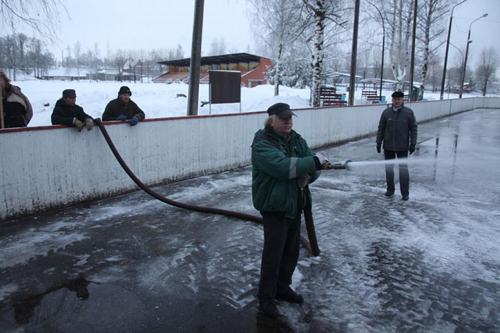 “Viss būs atkarīgs no laika apstākļiem! Ja pieturēsies sals, iespējams, jau sestdien vai svētdien pirmie slidotāji varēs iemēģināt ledu,” saka Ziedonis Lazdiņš.
Autors: Gatis Bogdanovs