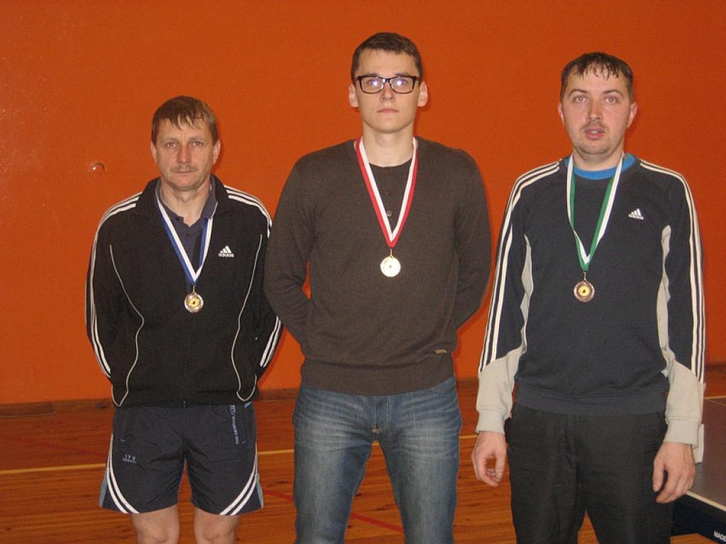 Staros šogad lielākie panākumi galda tenisā bijuši trim sportistiem – Andim Sirmacim no Stariem (centrā), Aigaram Žvīguram no Gulbenes (no kreisās) un alūksnietim Aigaram Dulbergam. 
Autors: No personiskā arhīva.