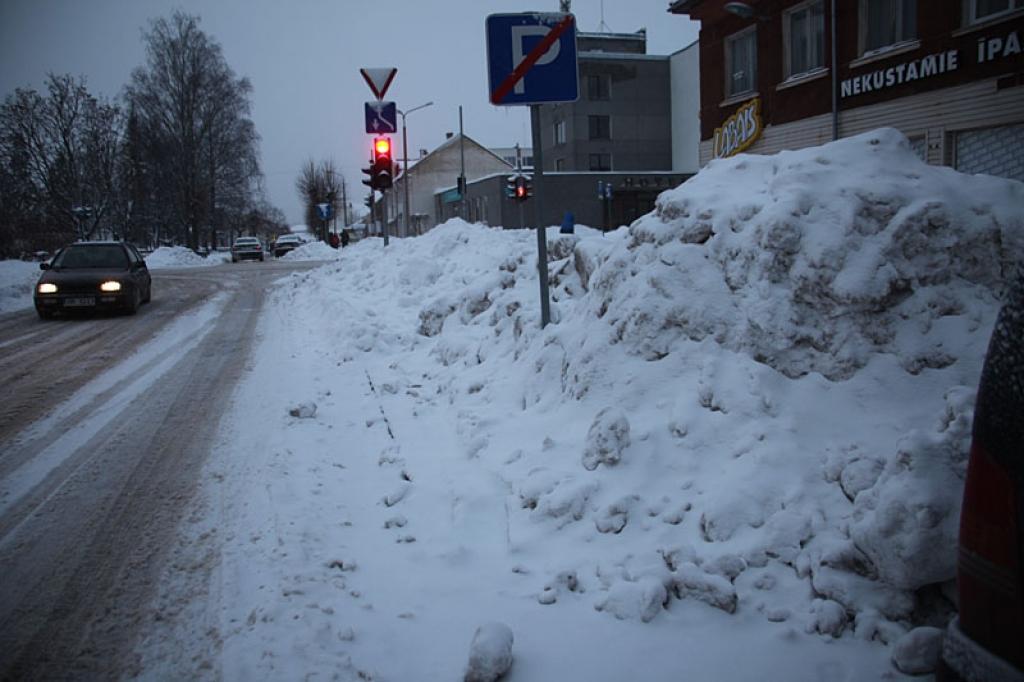 Sniega tīrīšanas tehnika Gulbenes ielu malās sadzinusi pamatīgus sniega vaļņus. Autovadītāji sūdzas, ka viņiem nav, kur novietot automašīnas. Pilsētas pārvaldes vadītājs Andis Caunītis aicina pašiem ņemt rokās lāpstas un pastrādāt savā un citu labā. 
Autors: Gatis Bogdanovs